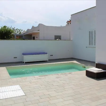Guesthost - Salento Sole E Mare Luxury With Pool アパート